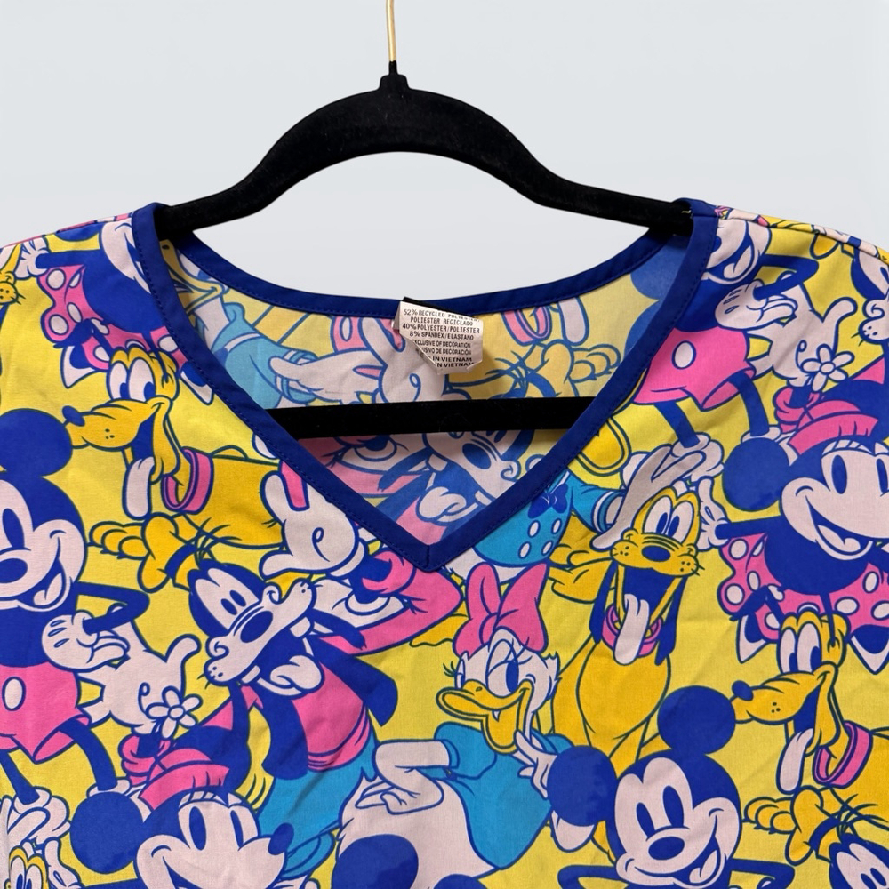 Disney Scrub Top Women’s M Mickey Minnie Pluto V-Neck Pockets Nurse Medical - Picture 10 of 13